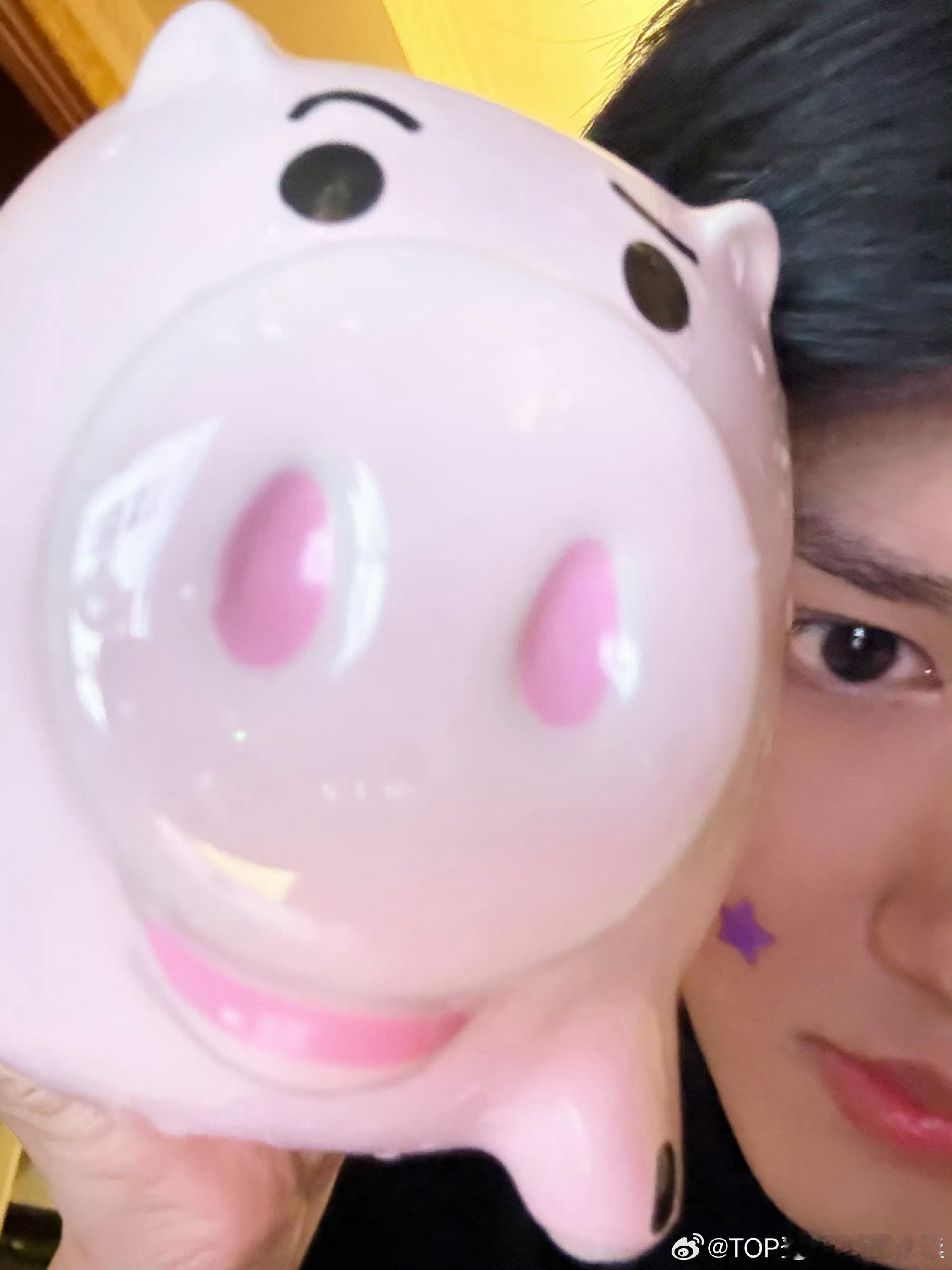 张极cos存钱罐张极是存钱罐不是水杯张极也太会玩梗了吧！自带“存钱罐”人设还特