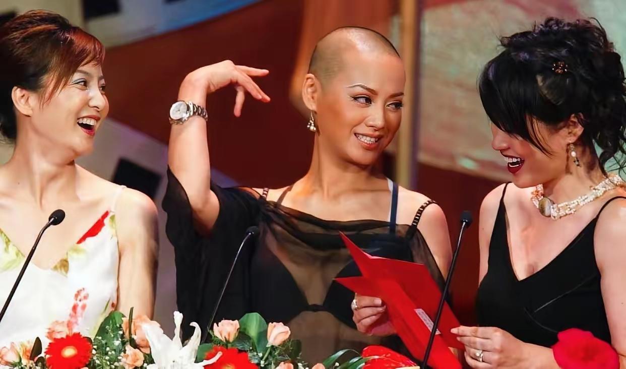 宁静说自己年轻时基本没有竞争对手，好像还真是。在造型穿搭大胆出位这一块上，宁静的