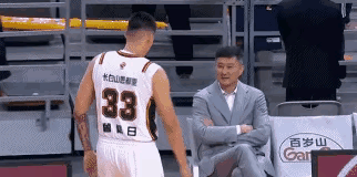 曾繁日竟然这么谦虚的去找杜锋握手？我记得他之前在南京同曦的时候，不都和任骏飞