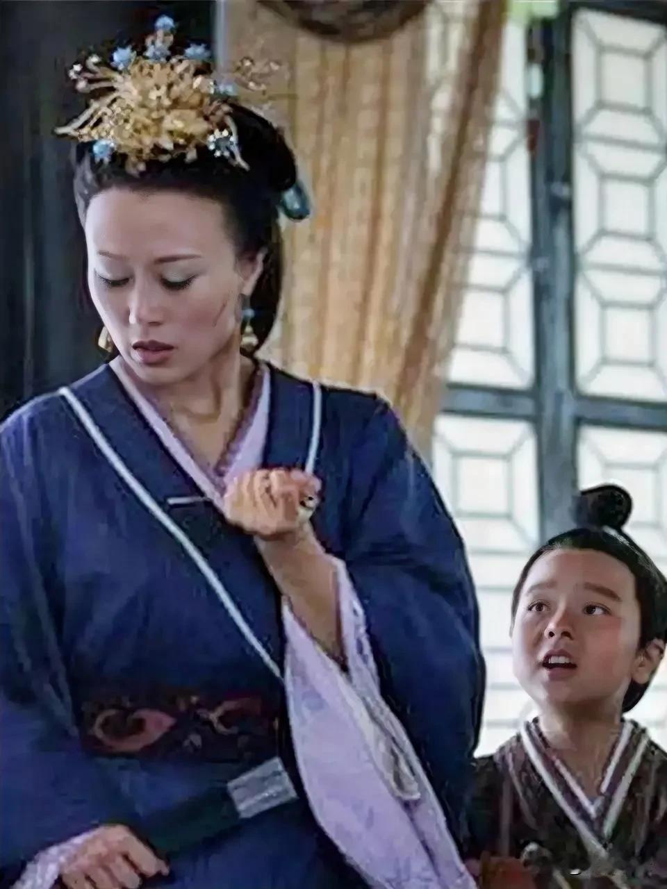 公元前155年，太皇太后薄姬临死之前拉着孙子的手，道：“我放心不下，我走之后，你
