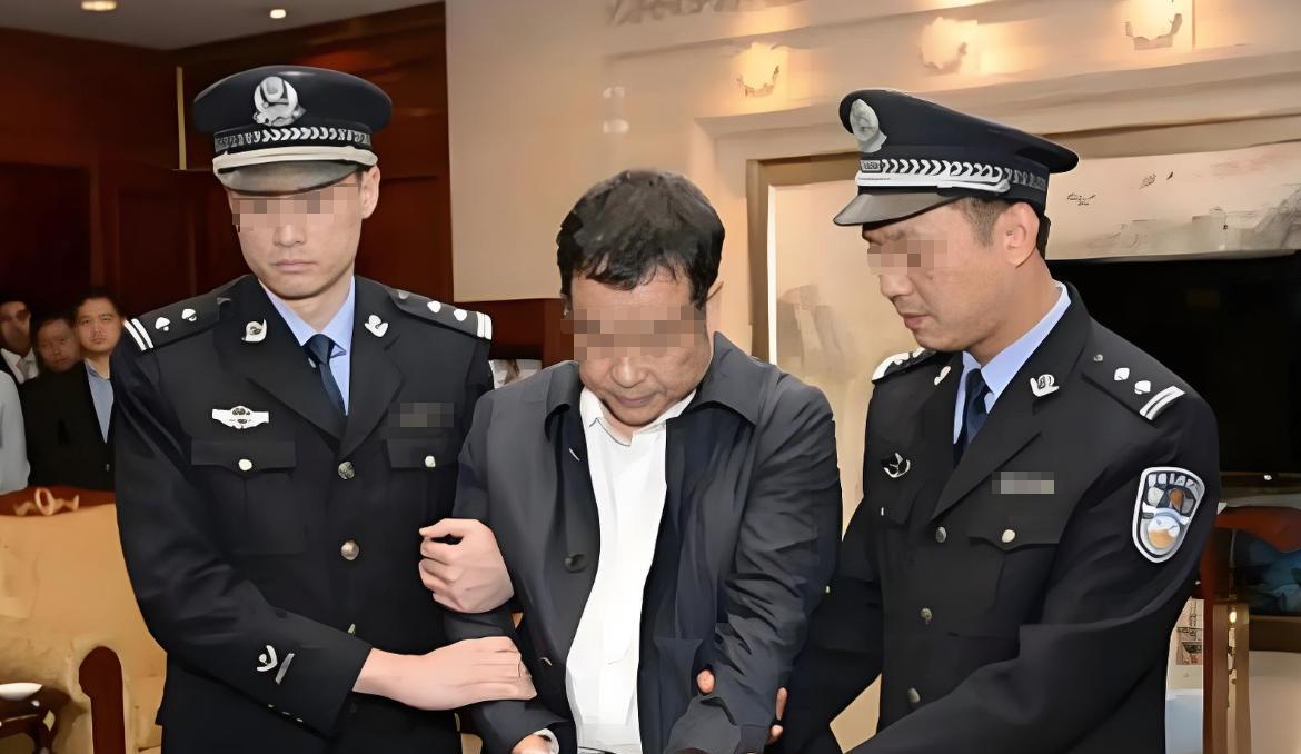 一辆即将出境的货车载着普通塑料模特，报关单上一切正常，但经专业扫描后发现异常密度