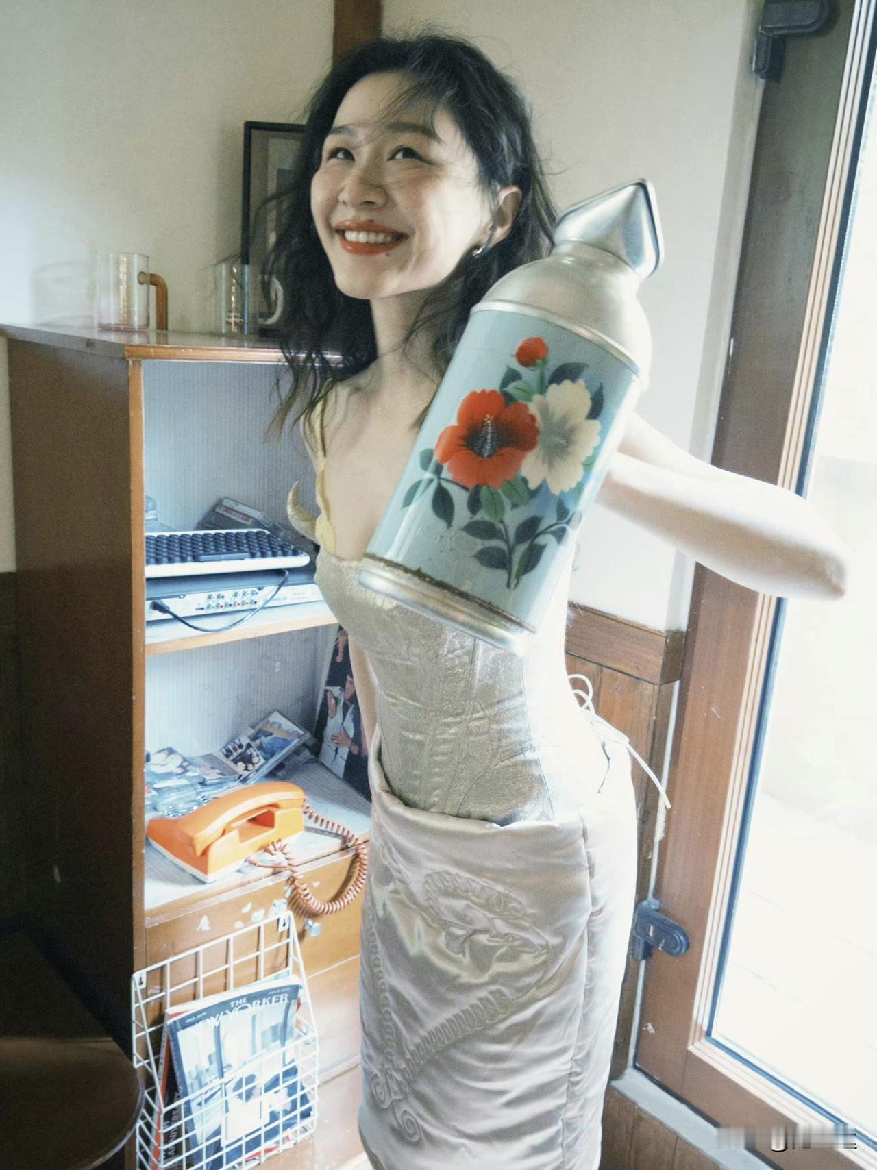 越品越心疼金靖！被删戏+遭背后调侃，她一句玩笑话藏了多少打工人的体面啊。这