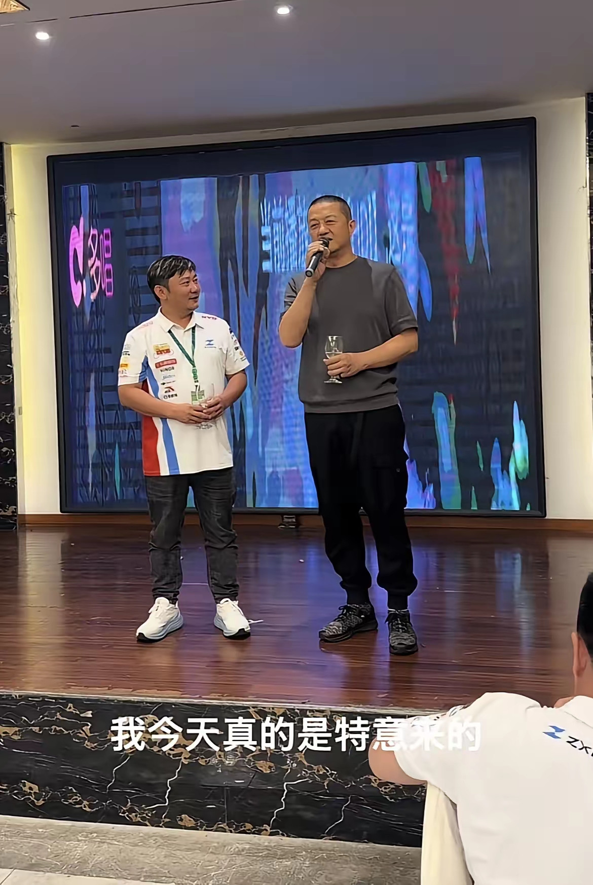 张雪资助嫣然天使基金，李亚鹏应邀赴意大利现场观赛国产机车品牌张雪机车创始人张雪，将冠军复刻赛车拍卖所