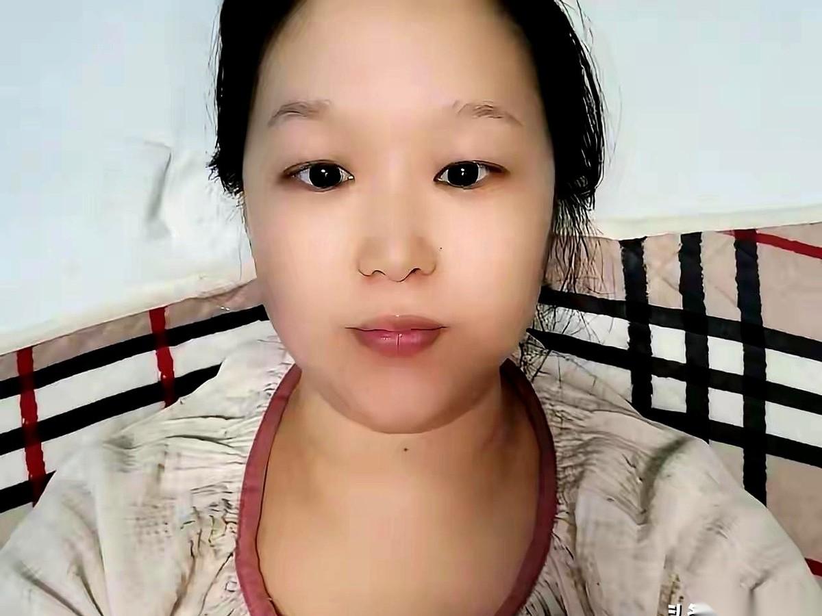 那个粉丝过万的山东女记者，终于对着镜头念道歉信了。但她为了一条59块的裤子，到