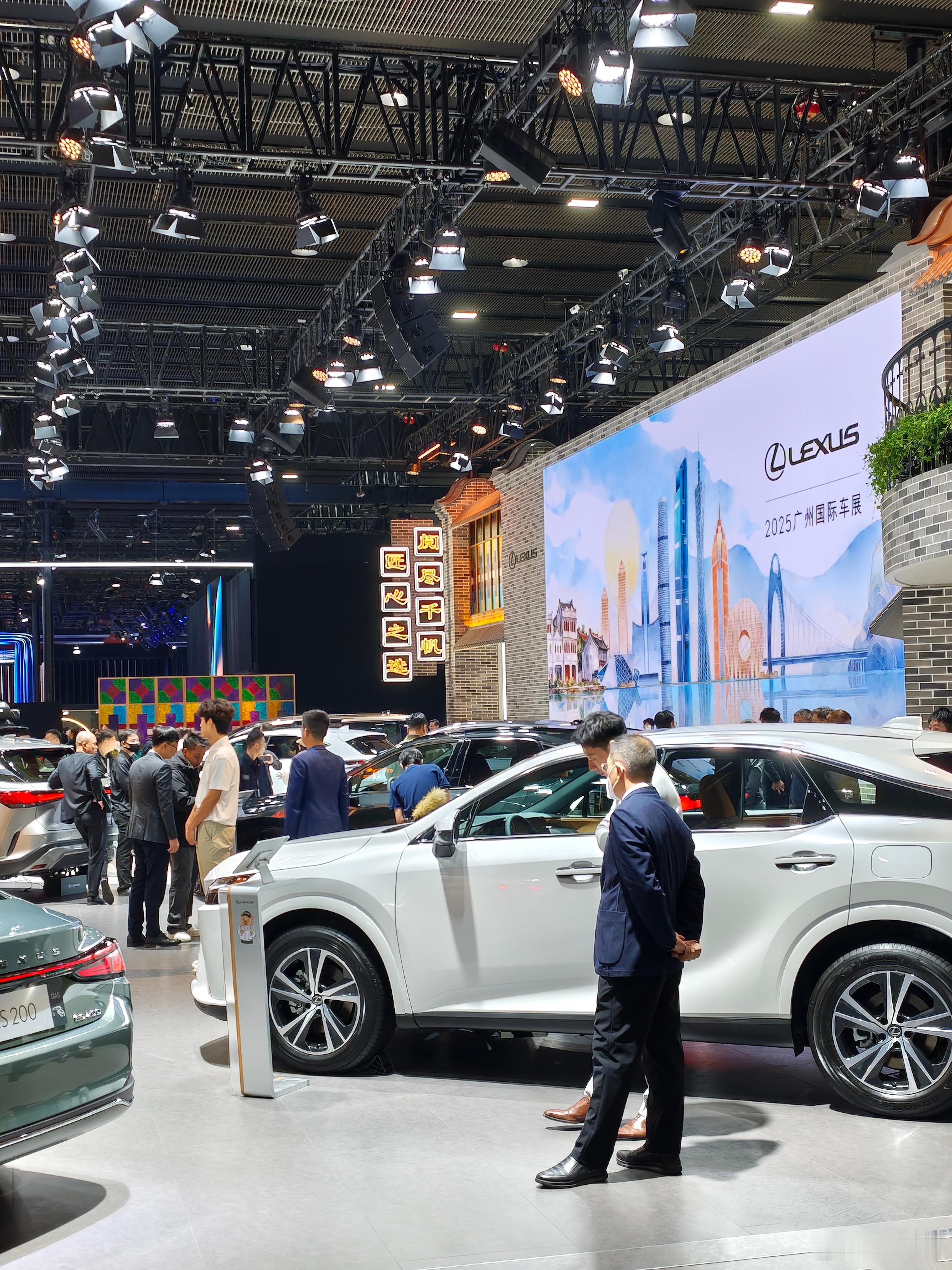 雷克萨斯虽然没啥新玩意但是展台人不少只能说老广毕竟是老广
