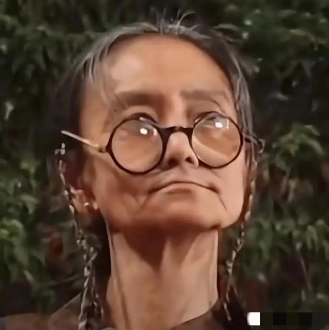 你敢相信这位瘪嘴发稀，戴着眼镜的老太太是那个曾琼花玉貌，粉妆玉琢，氤氲旖旎的刘雪