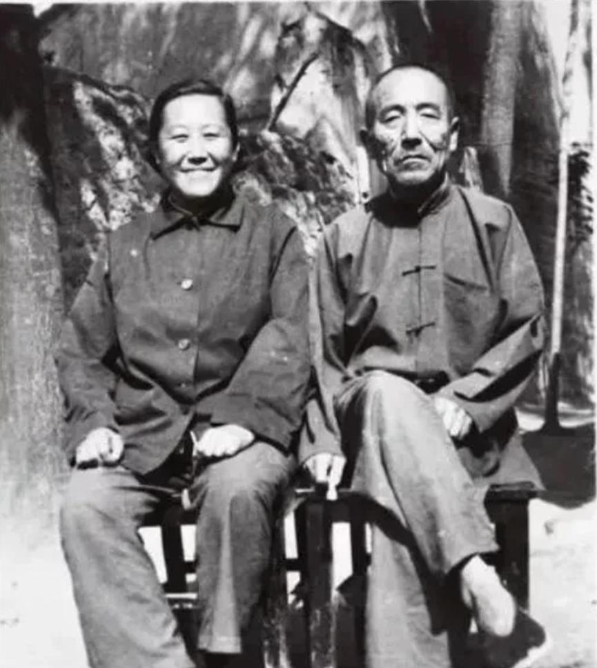 1971年，陕西一贫农贪图便宜，娶了一个不要彩礼的女大学生，女大学生长相漂亮，比