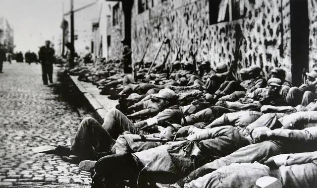 1949年，解放军顺利攻占上海，正当上海滩的富商名流和老百姓们提心吊胆，生怕我军