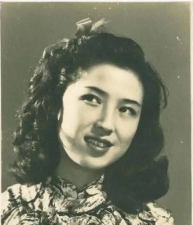 1965年，杜月笙的四姨太姚玉兰在外打牌时，顿感全身燥热，坐立难安，一时间她的心