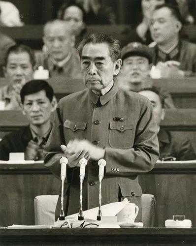 1967年周总理感到身体不适，经医生诊断，发现患了心脏病，需要休息治疗。可是周总