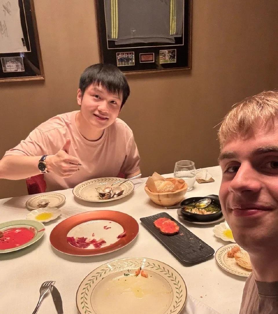 莫雷加德更新了社交平台，晒出了自己和樊振东多张合照！原来让人没想到的是，正在北京