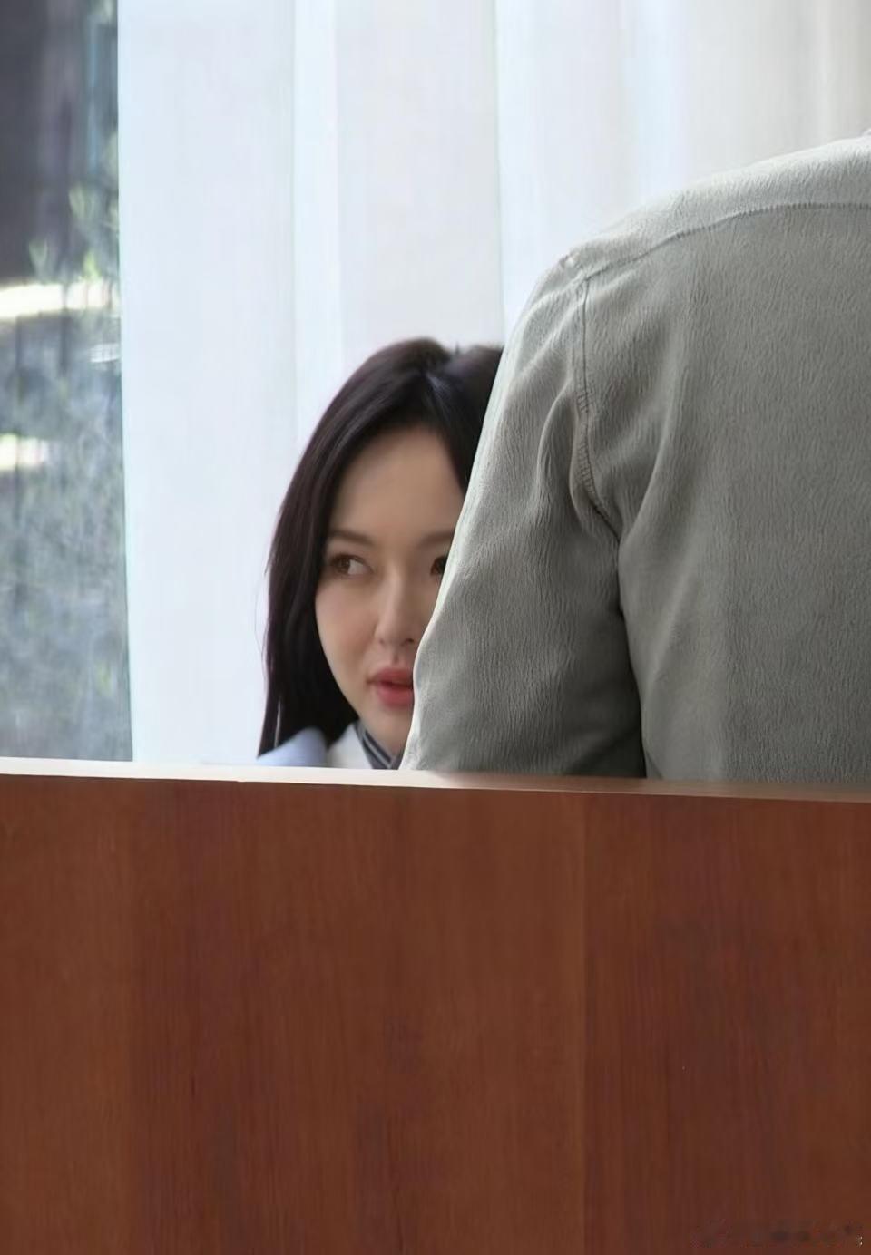 唐嫣复工被拍脸部浮肿唐嫣现身拍摄现场，抓拍生图都这么美唐嫣现身拍摄现场