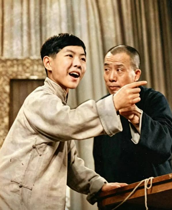 非遗相声传承人常宝丰晒出一张六十年代的老合影，是当年他跟赵佩茹同台说相声的照片，