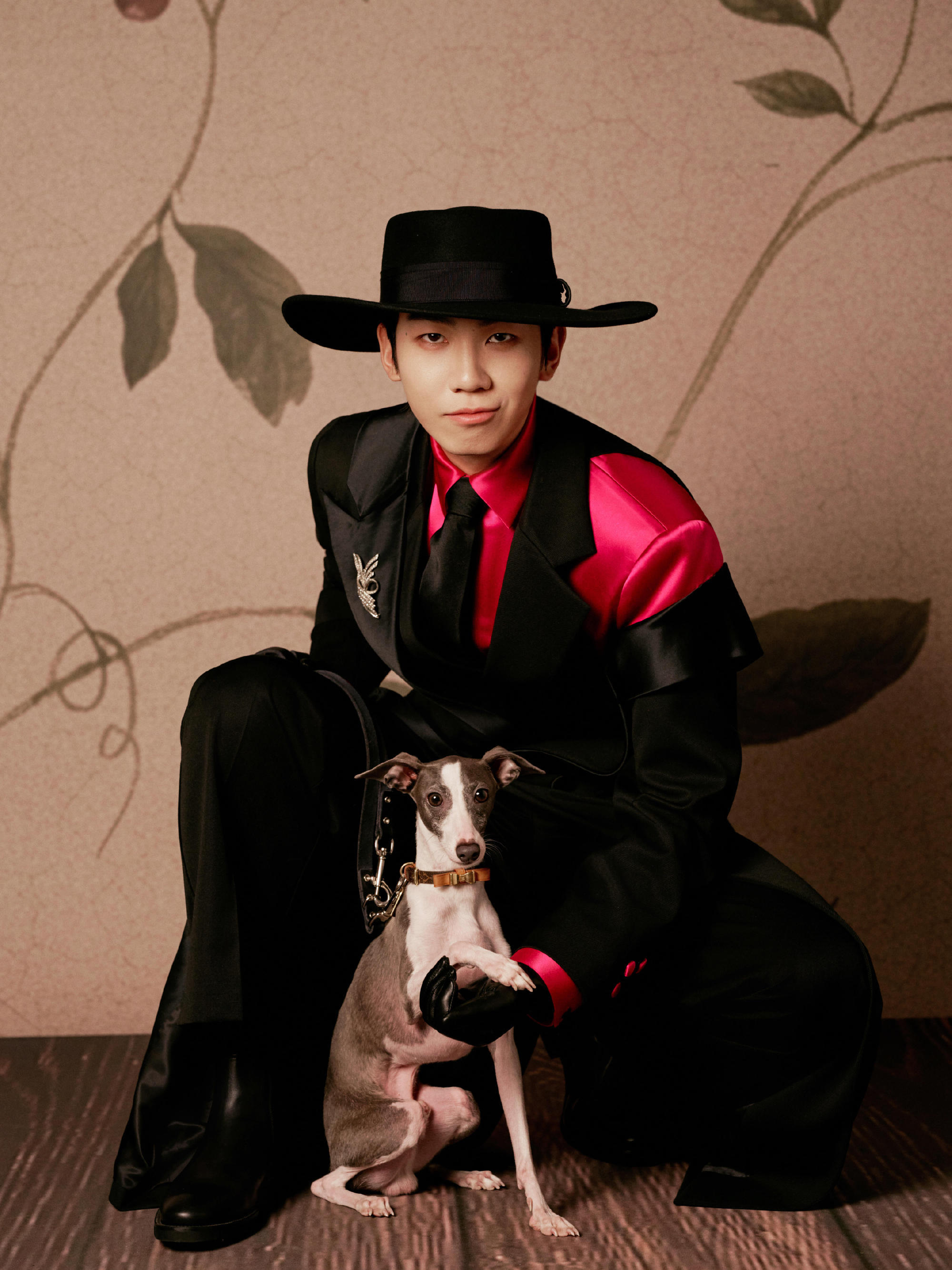 白举纲戴帽子的男人与小狗冷帽裹挟着冲锋衣的利落，白举纲将小狗拥入怀中挡风。