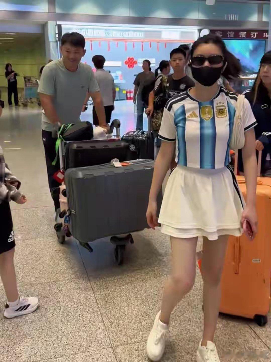 陈妍希携儿子现身机场，母子俩穿同款球衣好有爱，9岁小星星好帅