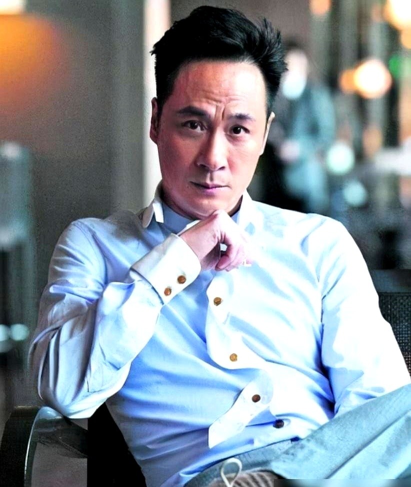 专门挑最烂的剧本演，因为没人看，所以没人知道他演了烂片。吴镇宇把成年人的遮羞布撕得粉碎。别人怕接烂片