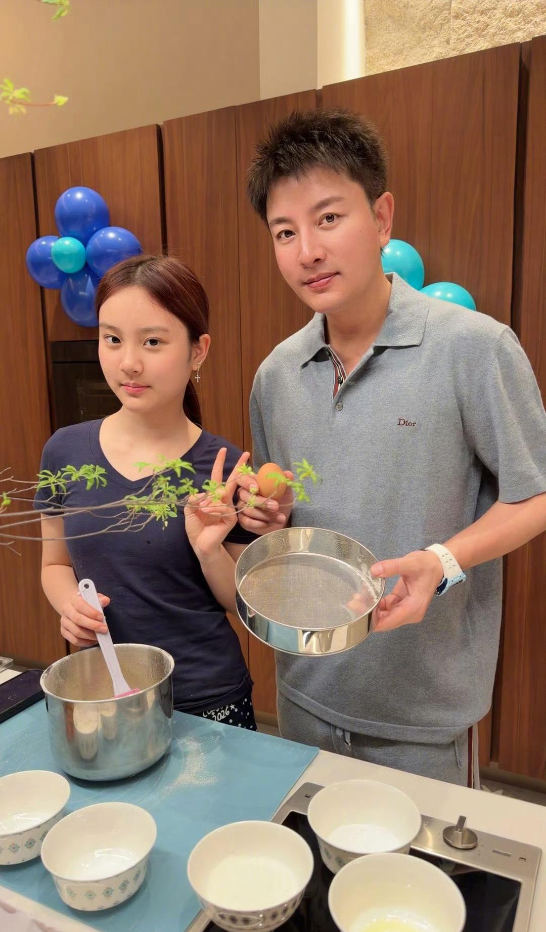 贾乃亮深夜晒出与女儿甜馨的合照，感恩女儿陪伴自己度过41岁生日，暖心发文：“爸爸