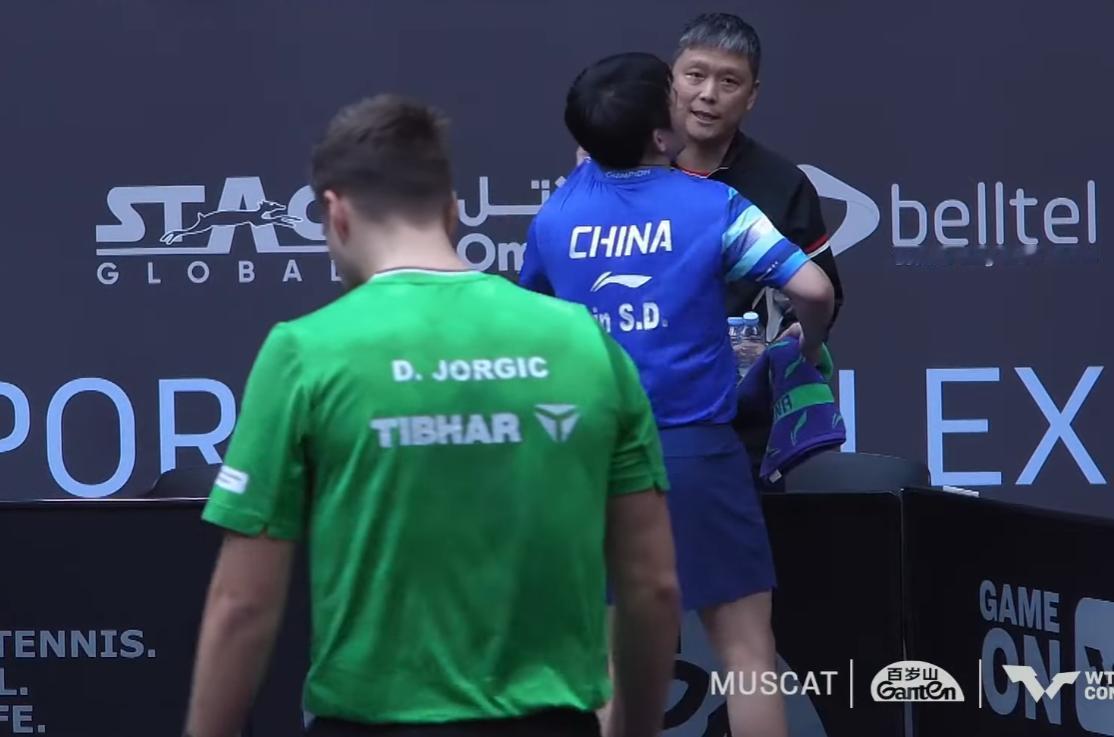 怪不得达科11:4输球，也不叫暂停，原来达科没有教练，每次志强指导石头，