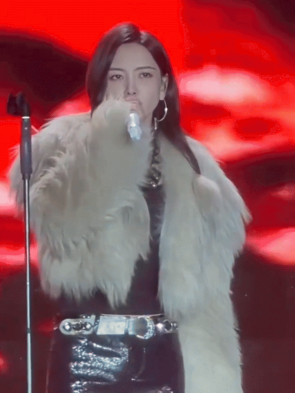 于文文看视频已经很不舒服了于文文演唱会现场视频看起来已经很不舒服了，希望平安健