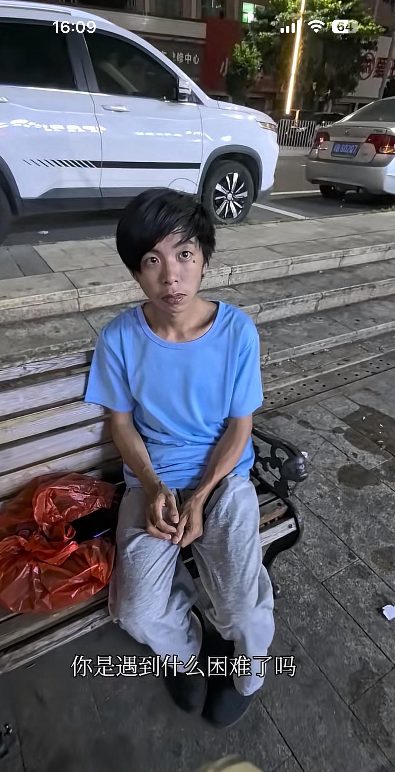 这个世上有太多善良的人，一瓶水、一碗泡面、一个面包，一份宵夜，200元现金，温暖