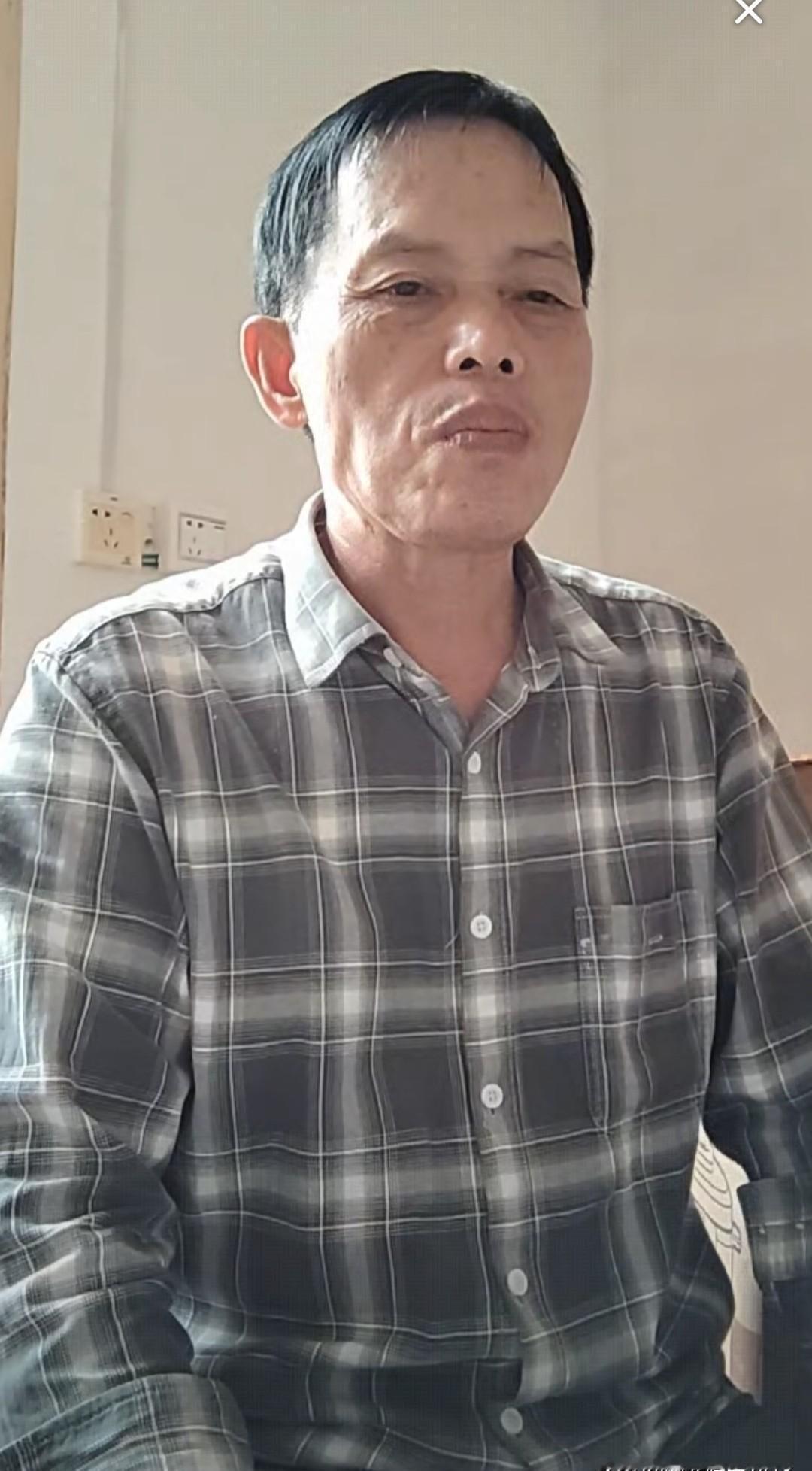 他喊了声“爸爸妈妈”,电话那头哭成了泪人。不是剧本,是真事儿。穷了二十年,没