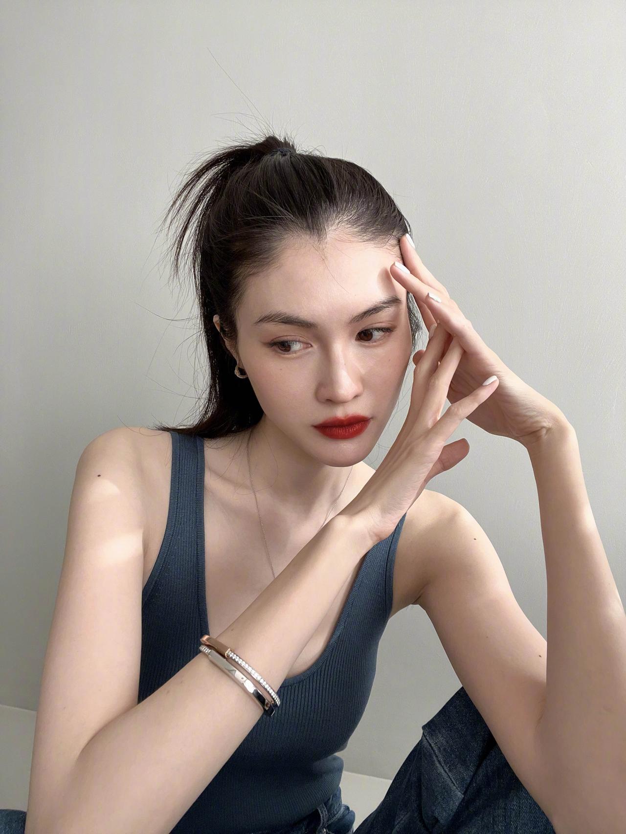 何穗曾在活动现场谈及孩子的话题，她直言自己可能会hold不住小孩子。超模里面这个