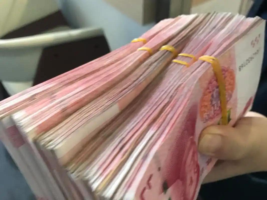 普通人攒下5万块到底需要多久？很多人听到5万第一反应是，现在5万块能干嘛？买个包
