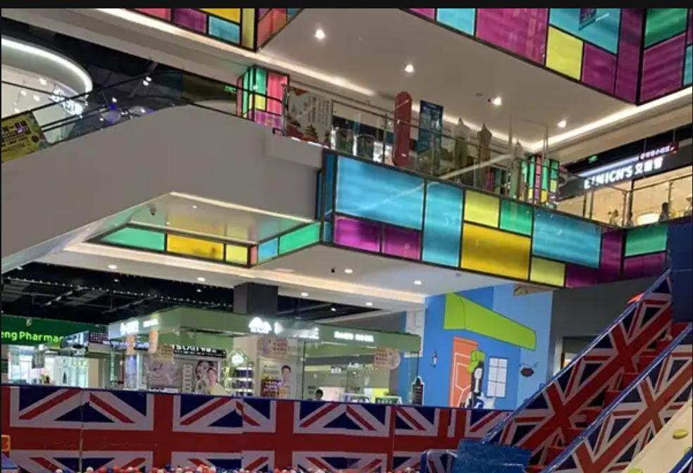 游乐场大爷高喊“卖国”，我上前一看…结果让人哭笑不得！早上带娃去商场玩，一进门