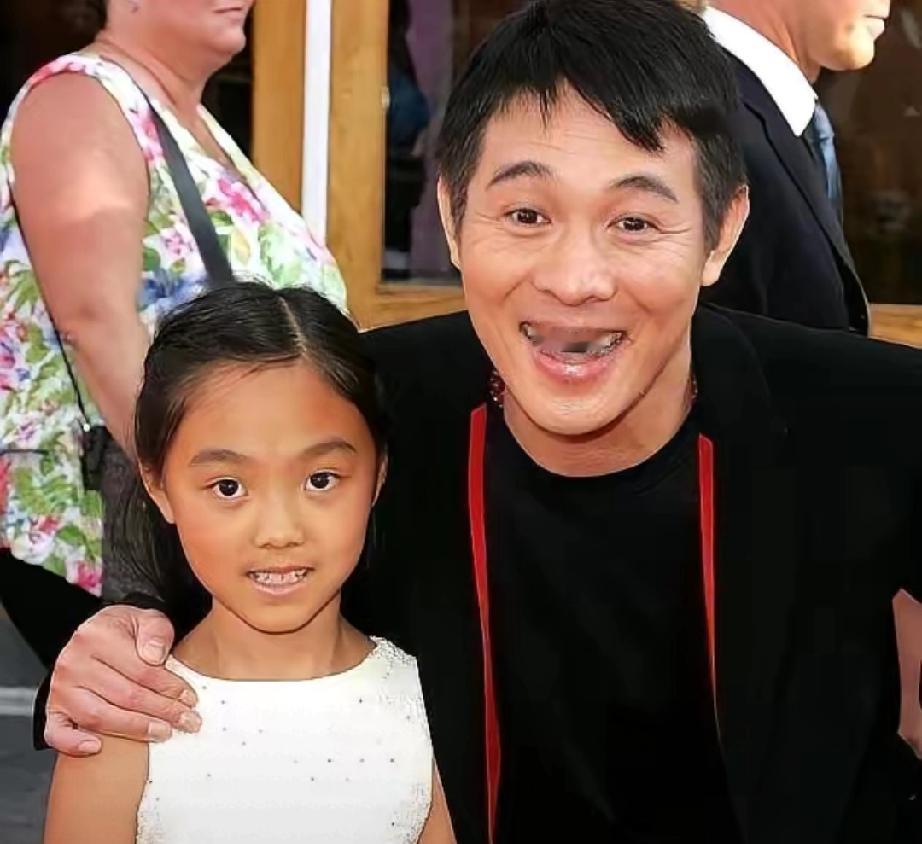 李连杰俩女儿巴厘岛庆生！颜值不及父母，学历却吊打众人李连杰与利智