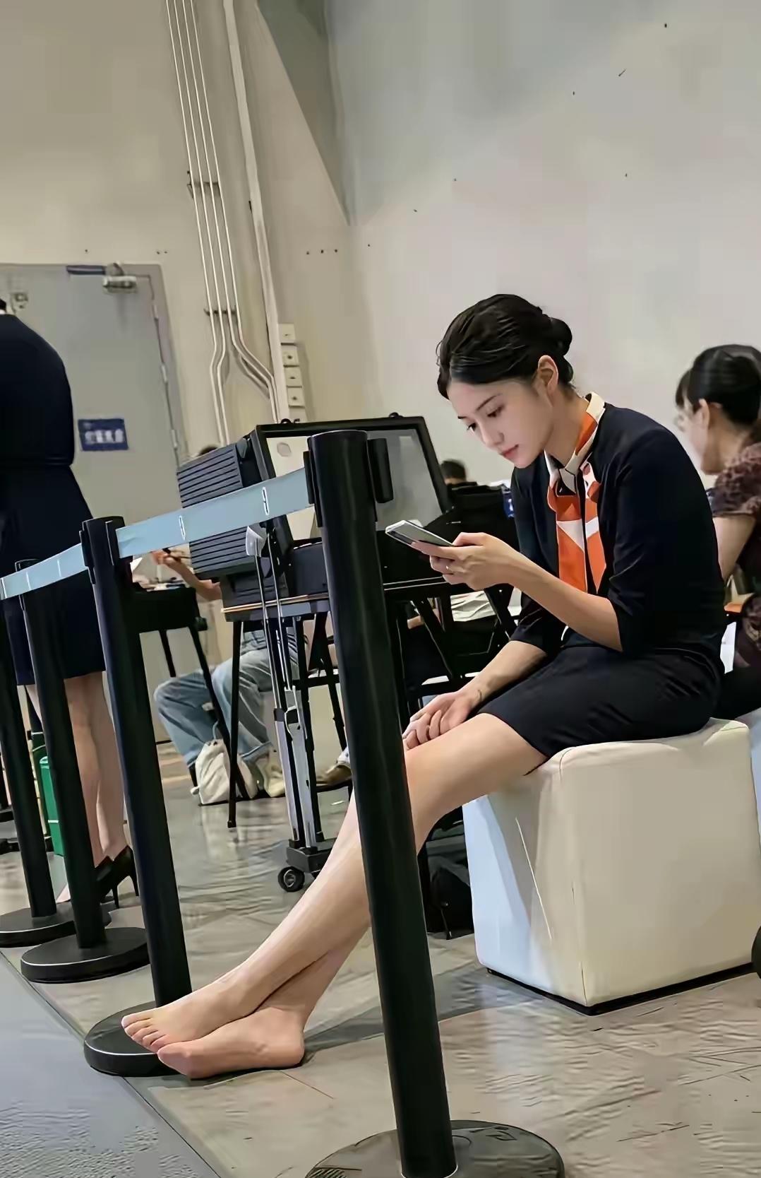 好想过去问问她，能否少要些彩礼，可就是没有勇气。