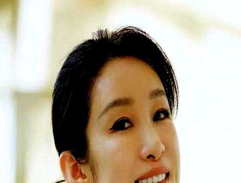 秦海璐又开炮了。她说，演员别在镜头前哭穷，一部戏的片酬够普通人活一辈子，再