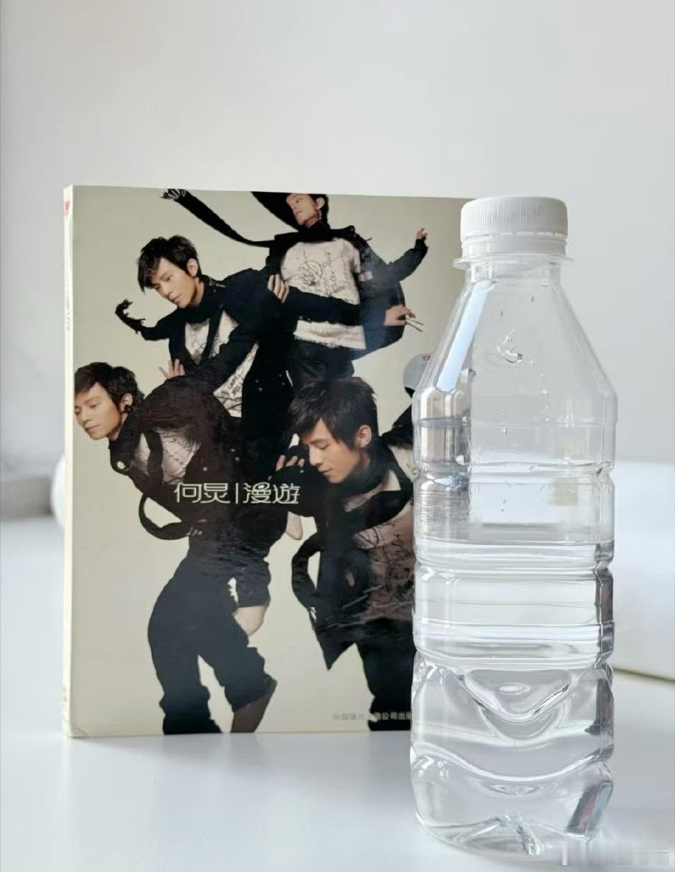 网友把何炅喝过的水保存了20年这真完全没必要吧，这又让我想起来了有个女星吃的剩饭