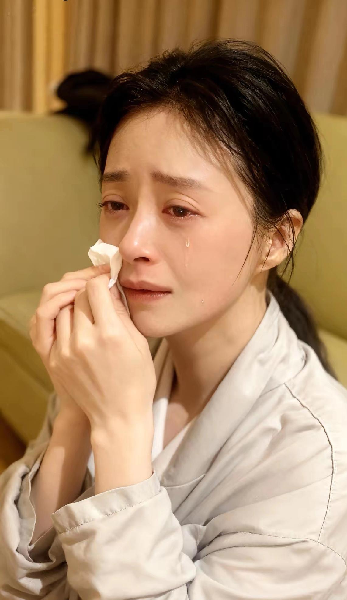 破防了！蒋欣1个月狂瘦35斤，深夜崩溃大哭：饿到不敢吃爸妈做的饭！42岁蒋