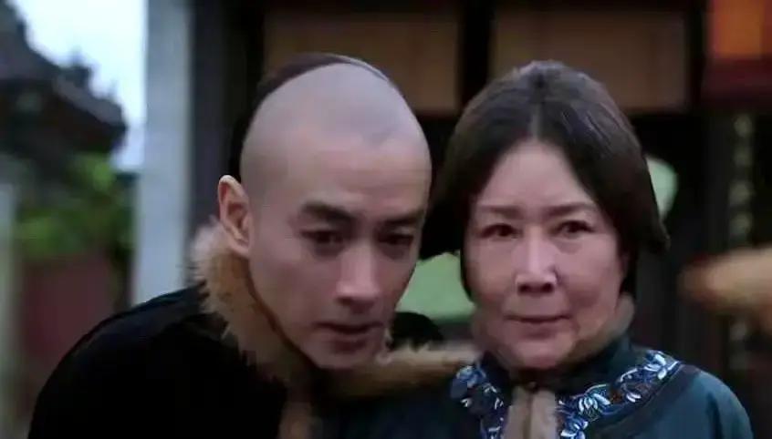 丈夫金榜题名，转头娶了京城小姐，把原配和仨孩子扔在老家喝西北风。原配没哭没