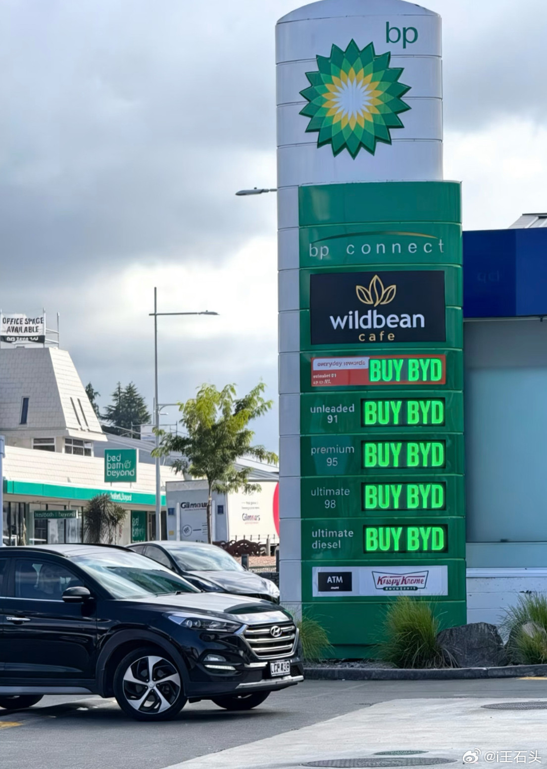 今天比亚迪市值重回万亿。国外加油站都在劝买BYD，这波冲上去是有原因的。当油变贵