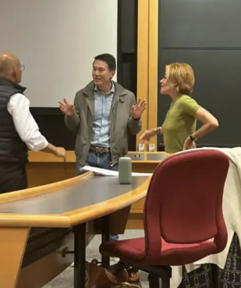 TIKTOK总裁周受资到哈佛大学给学生上课，他的穿衣打扮很有型，文质彬彬，非常的