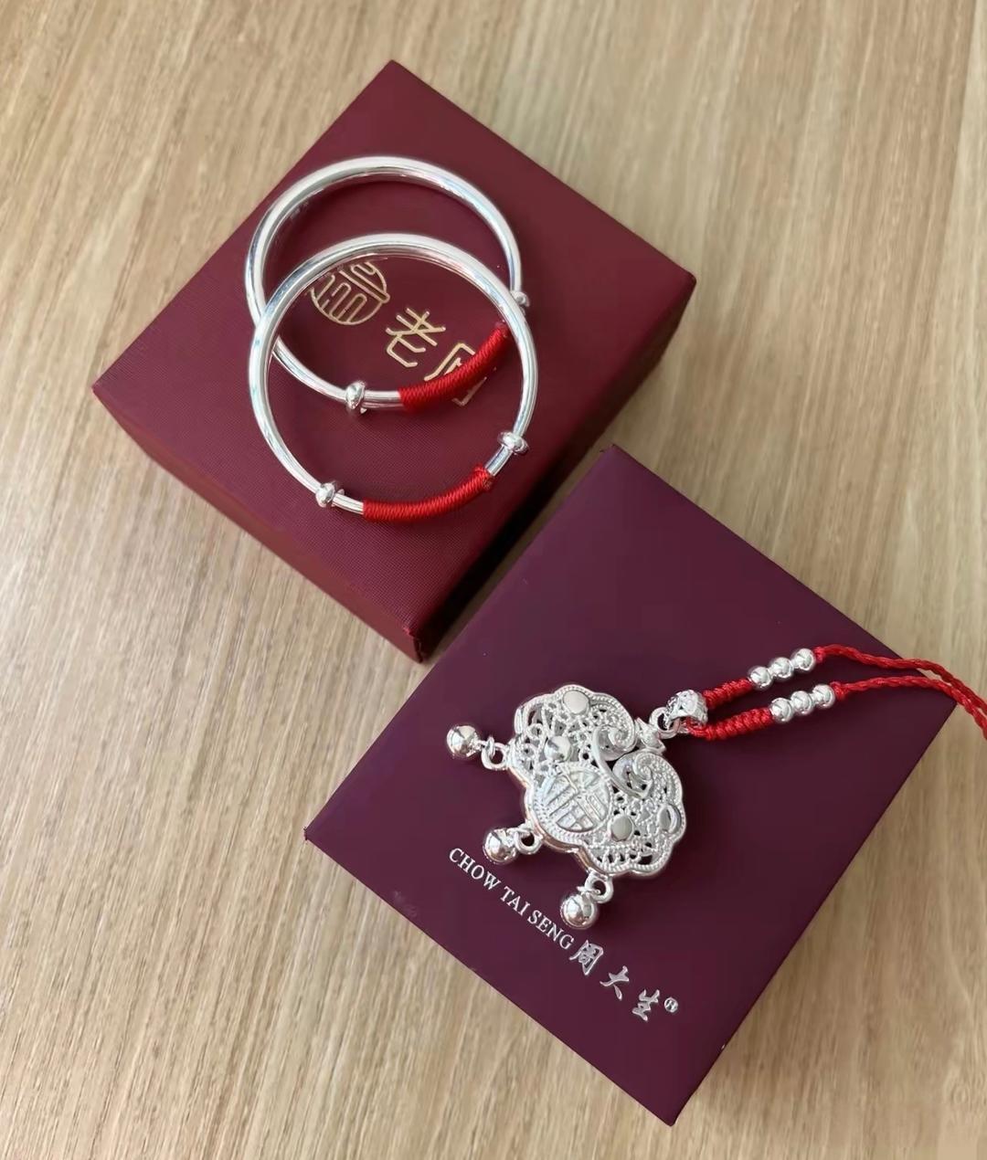 今天逛街才发现，银镯子都快买不起了。1月27日，一只70克的银镯子，随便一问就到