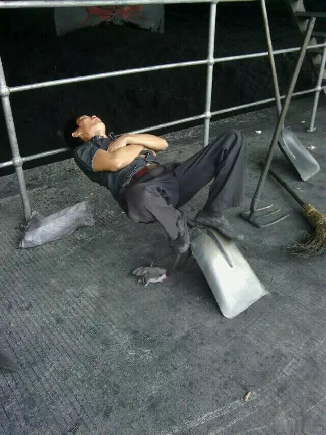 史上最牛睡觉姿势社会百态