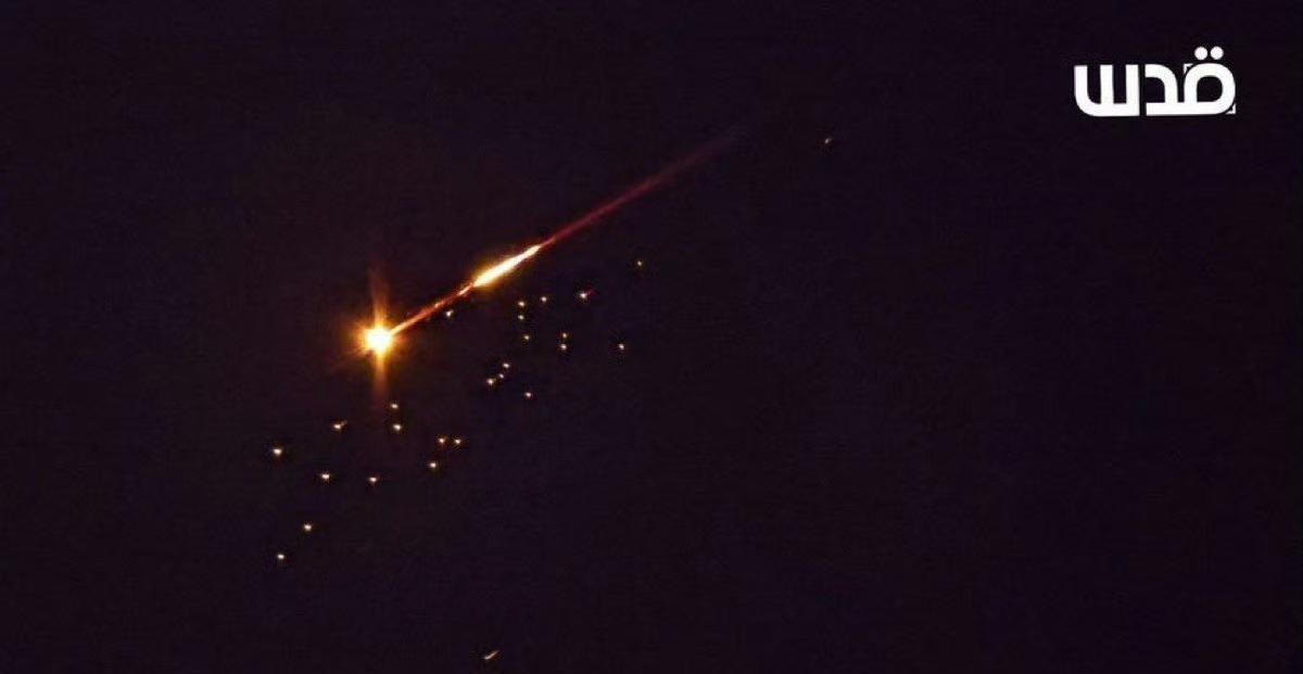 你看到的是一枚伊朗弹道再入飞行器使用集束弹头这在以前的战争当中从未出现过