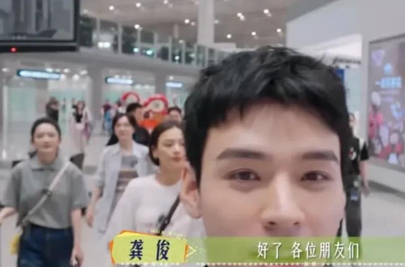 那英和陈数等人这一季的《花儿与少年》，是目前这么多季节目里唯一一队没有行李超重的