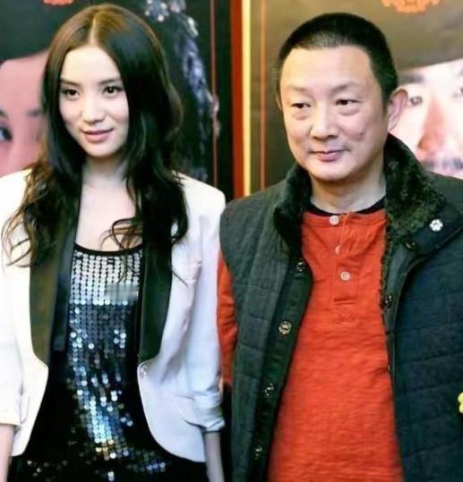 2007年，50岁的导演张黎爱上了27岁的宋佳，当时的张黎已经结了5次婚，为了娶