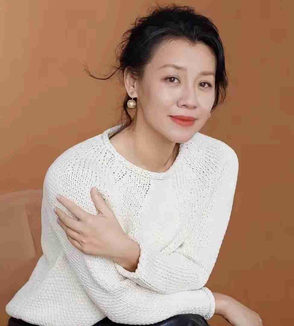 35岁那年，刘琳拿着验孕棒哭了。两条红杠特别明显，她盯着看了半小时，手都在抖——