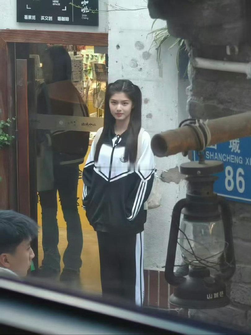 少女果然还得是少女来演！艾米新剧路透生图，脸颊上的婴儿肥甚至都没褪去。