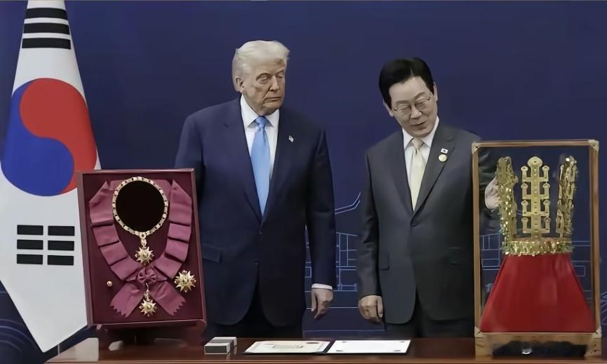 韩日两国为了讨好特朗普已经卷出了新高度。高市早苗用肢体语言告诉特朗普你就是我们日