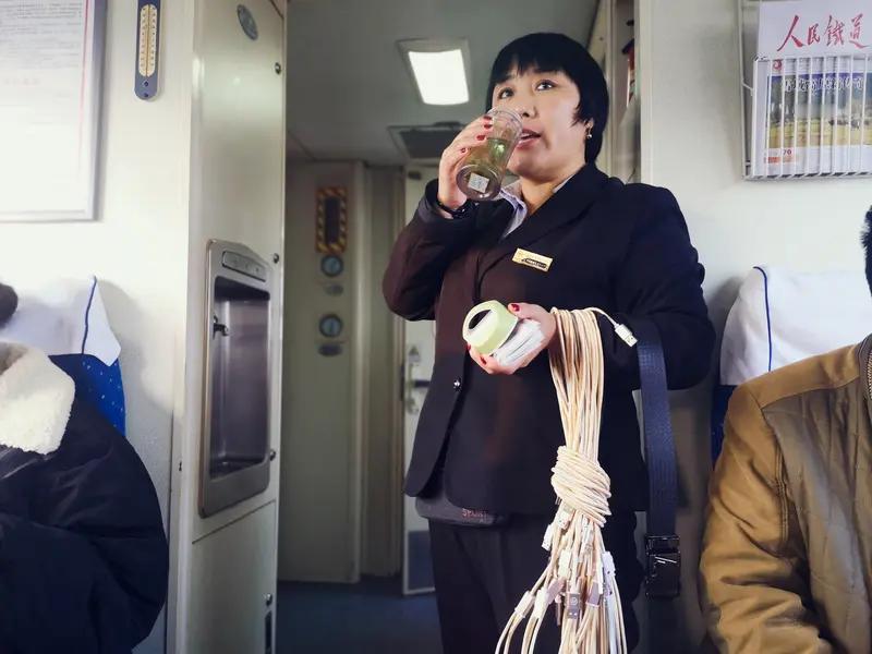 列车售货大姨被停职反映了哪些问题最近“列车售货大姨被停职”这事闹得沸沸扬扬。1