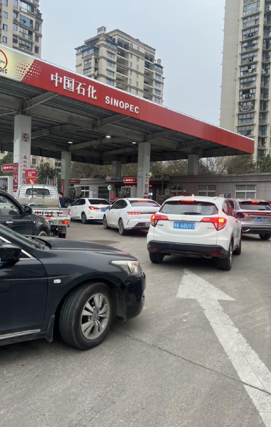 一位车管所的干部说：有车以后你才会真正明白，加满一次油，够买一辆崭新自行车。