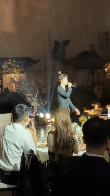 Tiffany晚宴上，李昀锐穿了真空低领西装，上台唱了一首《找自己》，懂得都懂，