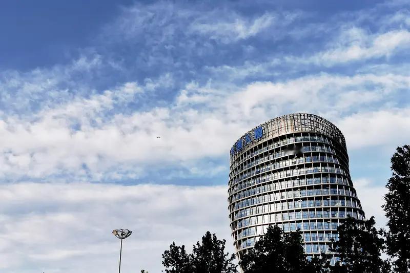 今天上午的大盘真是玩的心跳，昨天买的天际股份一会跌到山底，一会又爬到了山顶，我的