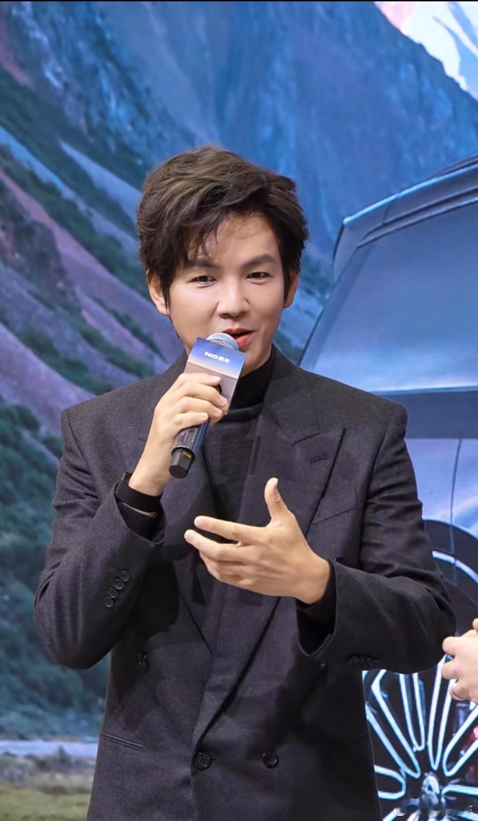 钟汉良在活动现场尽显温暖迷人，成熟稳重的精英气质扑面而来，每一幕都藏着对品质生活