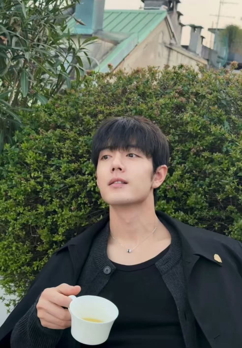 肖战gucci大秀下班live肖战下班喝咖啡live啊啊啊！顺毛喝咖啡和秀场上